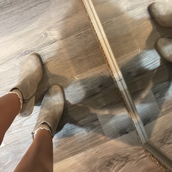 Banana Republic Ankle booties, size 7, Taupe, Tan, Chunky 4 inch heel - Picture 10 of 15